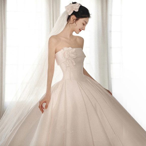 A Strapless Dress With A Big Train - Image 4