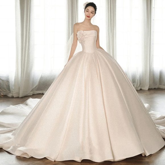 A Strapless Dress With A Big Train - Image 2