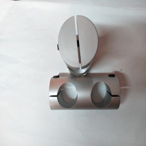 Steel pipe connector fixed by strut clamp