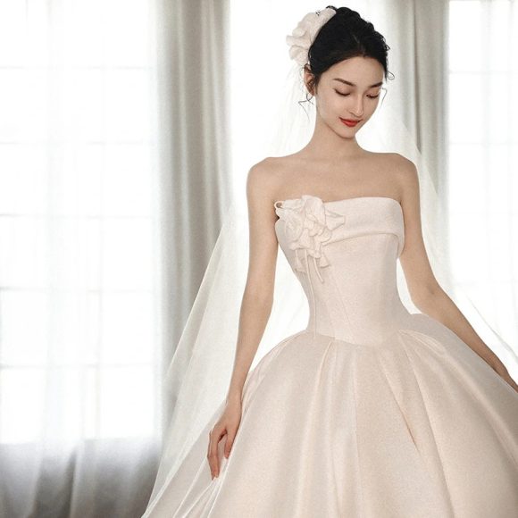 A Strapless Dress With A Big Train - Image 3