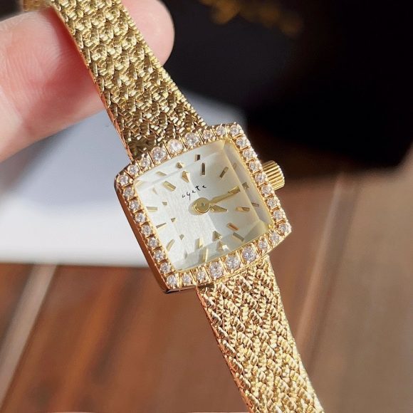 Mini Delicate Square Wheat Women's Square Retro Quartz Watch - Image 3