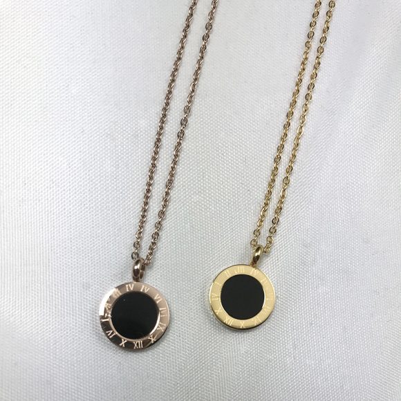 Roman Pattern Black Shell Pendant - Image 5