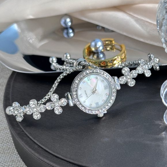 Flower-shaped Diamond-embedded Student Pull-out Bracelet Watch - Image 8