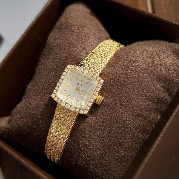 Mini Delicate Square Wheat Women's Square Retro Quartz Watch - Image 2
