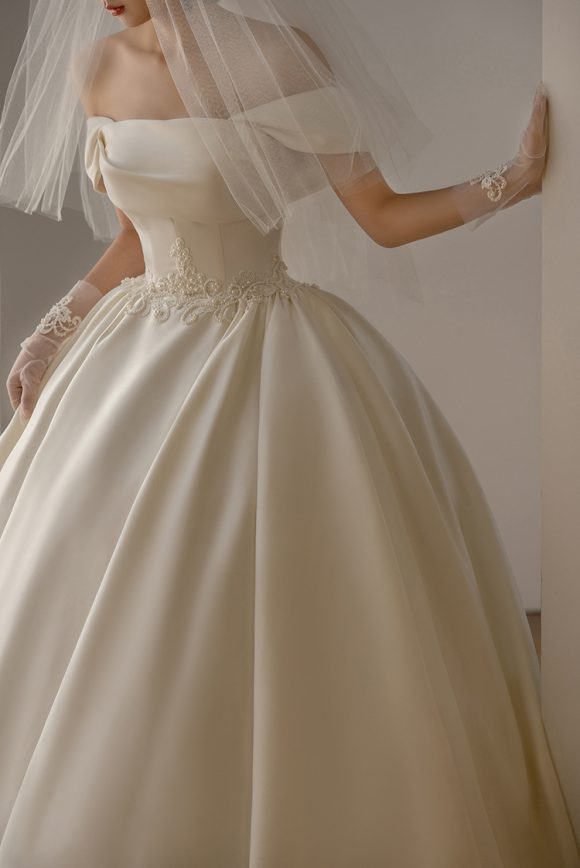 Women's Satin Off-shoulder Retro Fashion Trailing Wedding Dress - Image 2