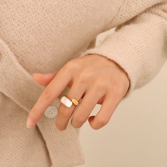 Vintage Fashion White Seashell Ring - Image 4
