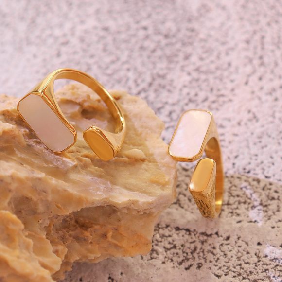 Vintage Fashion White Seashell Ring - Image 3