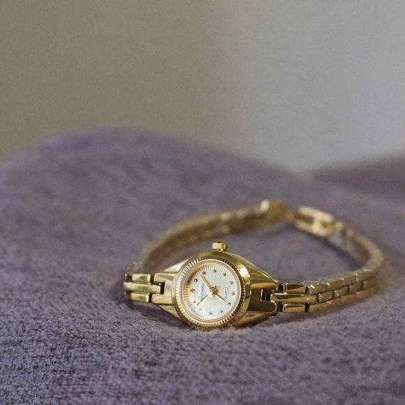 Women's Retro Casual Horse Eye Copper Strips Mid-ancient Watch - Image 3