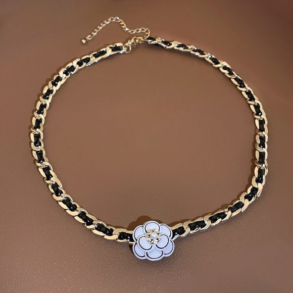 Dark Style Rhinestone-encrusted Pearl Flower Leather Winding Necklace - Image 4