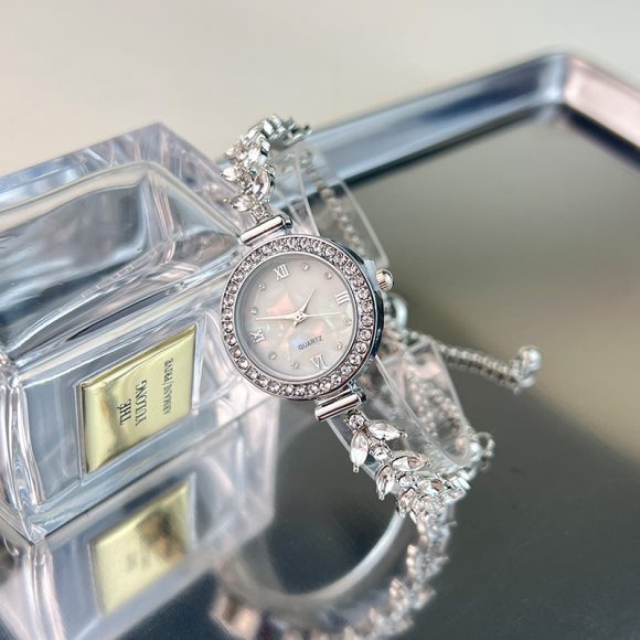 Affordable Luxury Diamond-embedded Free Adjustable Bracelet Quartz Watch - Image 5