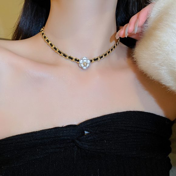 Dark Style Rhinestone-encrusted Pearl Flower Leather Winding Necklace