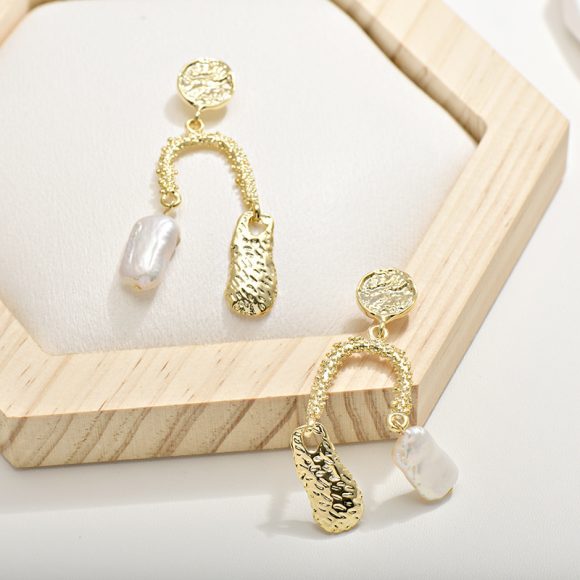 European And American Ins Cold Style Natural Baroque Pearl Earrings Women's Elegant U-shaped - Image 2