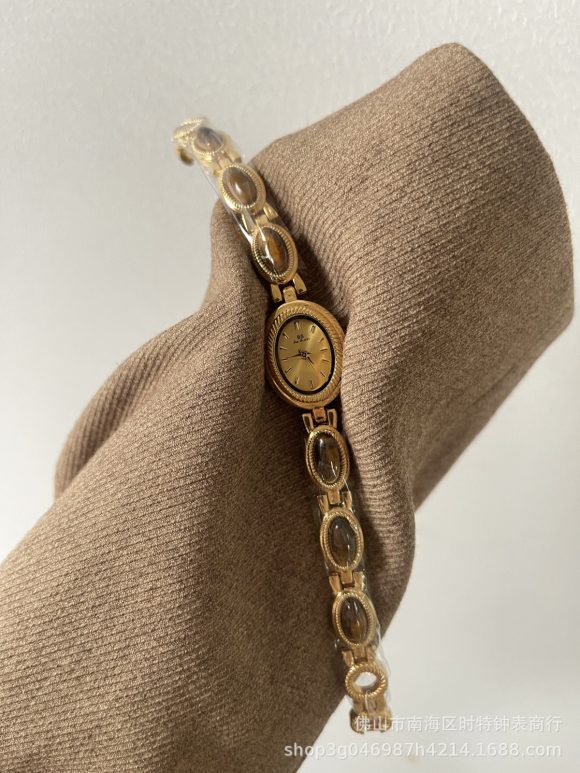 Women's Small Jade Oval Diamond Quartz Bracelet Watch - Image 4