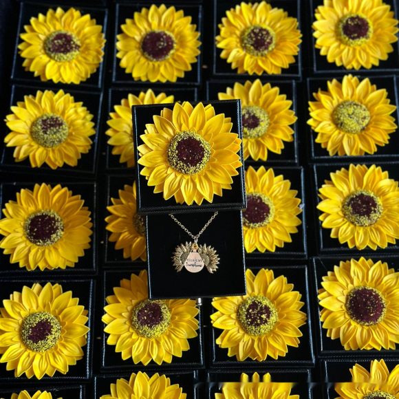 Artificial Flower Sunflower Necklace Acrylic Jewelry Box - Image 4
